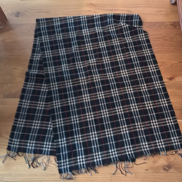 For @_xoxogossipgirl - Burberry 100% Cashmere Scarf - Picture 4 of 5